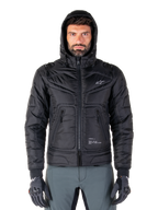 Alpinestars Mohobbs Waterproof Jacket, czarna pikowana motocyklowa kurtka typu bomber, model z kapturem i białym logo gwiazdy na piersi, zapięcie na zamek z przodu, miejski styl streetwear dla motocyklistów