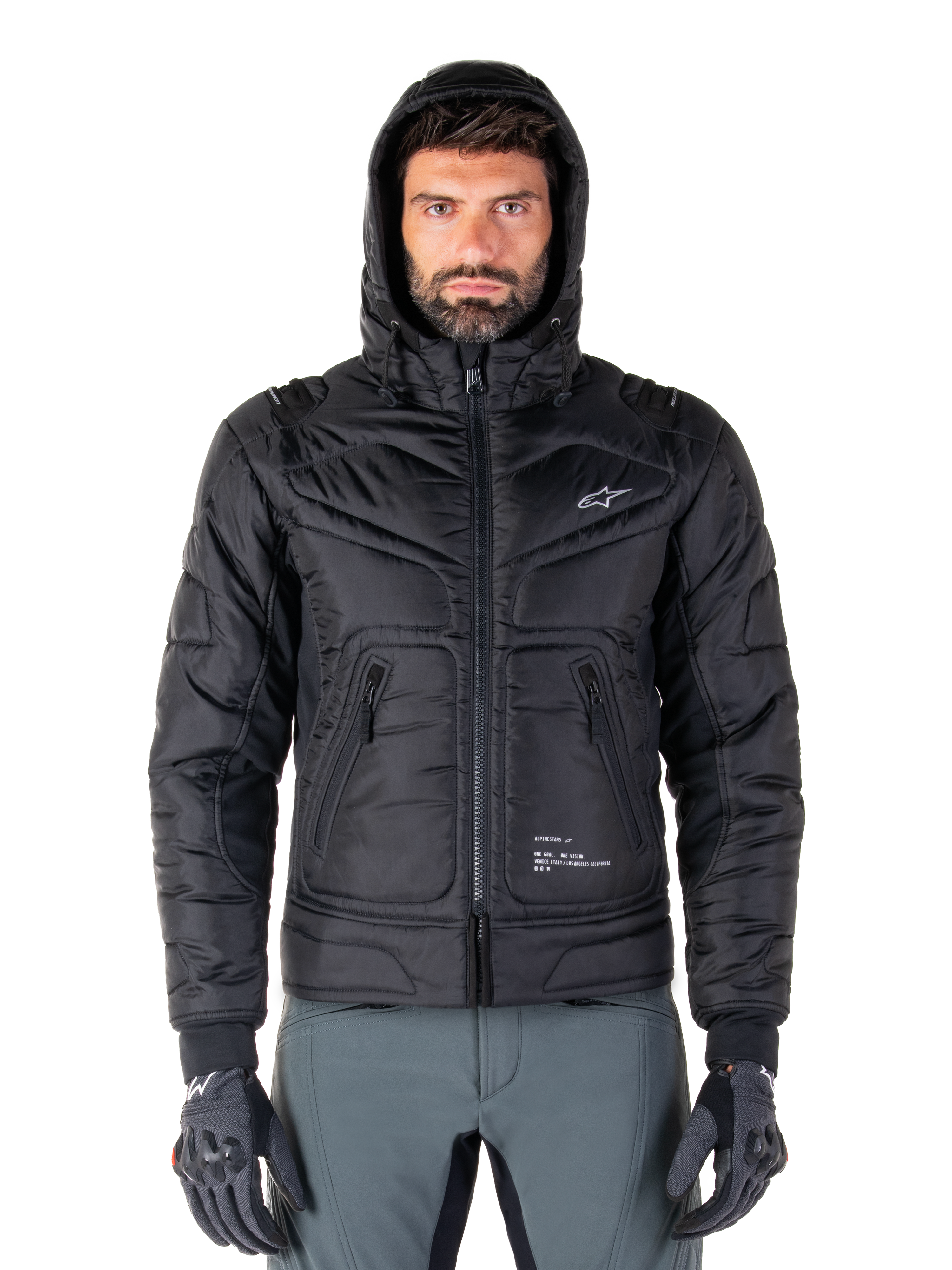 Alpinestars Mohobbs Waterproof Jacket, czarna pikowana motocyklowa kurtka typu bomber, model z kapturem i białym logo gwiazdy na piersi, zapięcie na zamek z przodu, miejski styl streetwear dla motocyklistów