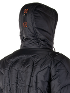 Alpinestars Mohobbs Waterproof Jacket, ocieplana motocyklowa kurtka typu bomber, czarna z pomarańczowymi akcentami fluo, pikowana tekstura z ociepleniem, posiada kaptur i przedni zamek, nowoczesny miejski styl streetwear do jazdy
