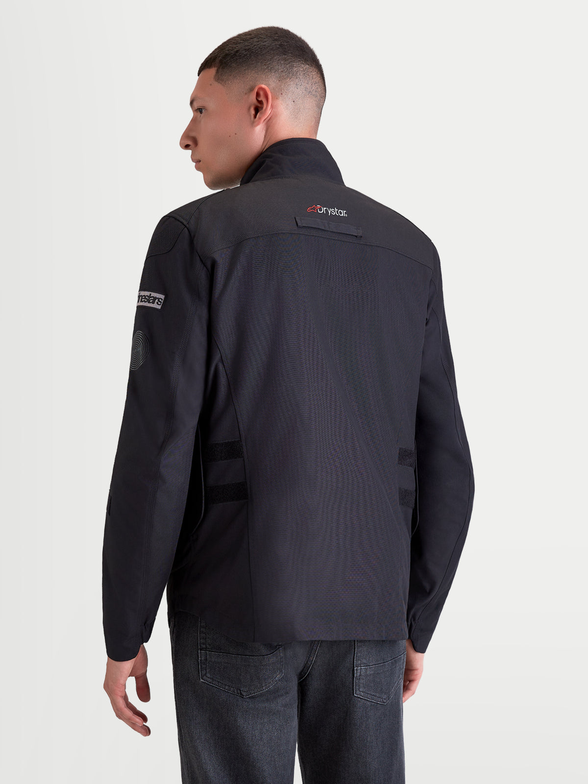 Alpinestars Altan Drystar kurtka motocyklowa męska miejska contemporary w kolorze czarnym, widok z tyłu na modelu w wodoodpornej kurtce z technologią Drystar i zintegrowanym ciepłym kołnierzem