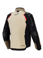 Kurtka Alpinestars Andes Pro Drystar® XF, widok z tyłu, kolor orzechowy i czarny z czerwonymi akcentami, wzmocnione panele na ramionach i łokciach, duża tylna kieszeń bagażowa, branding Alpinestars, odzież motocyklowa adventure touring