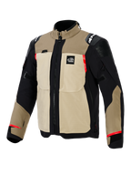 Kurtka Alpinestars Andes Pro Drystar® XF, motocyklowa kurtka adventure, kolorystyka Walnut i Aluminum, piaskowo-czarna konstrukcja tekstylna z czerwonymi akcentami, duże kieszenie na piersi, logo „All Terra”, wzmocnione panele na ramionach