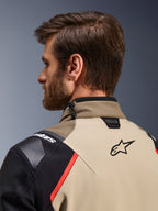 Kurtka Alpinestars Andes Pro Drystar® XF w kolorze Walnut Aluminum, widok z tyłu z bliska na kołnierz i górną część ramion, zawiera logo Alpinestars, oznaczenie kompatybilności Tech-Air, czerwone akcenty oraz system regulacji kołnierza sznurkiem amortyzującym.