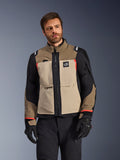 Alpinestars Andes Pro Drystar® XF Jacket, Walnut Aluminum, motocyklowa kurtka adventure z beżowymi i czarnymi panelami oraz czerwonymi akcentami, noszona z czarnymi spodniami i rękawicami motocyklowymi, techniczna wodoodporna odzież turystyczna