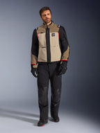 Męski model w kurtce Alpinestars Andes Pro Drystar® XF (Walnut Aluminum), beżowo-czarna kurtka motocyklowa adventure z czerwonymi akcentami, czarne spodnie motocyklowe, rękawice i buty, zdjęcie studyjne całej sylwetki, ochronna odzież motocyklowa