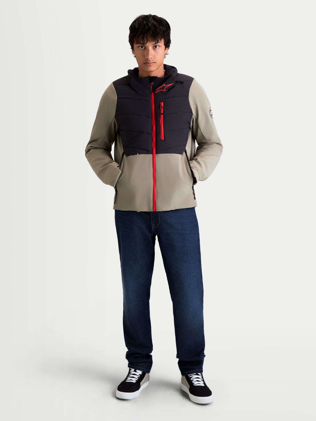 Alpinestars Therma Tech Wp kurtka motocyklowa męska miejska w kolorze czarnym i vetiver, widok z przodu na model w ocieplanej kurtce z czerwonym zamkiem i pikowaną konstrukcją klatki piersiowej