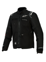 Alpinestars Cusco Drystar® Jacket, czarna kurtka motocyklowa do turystyki adventure, techniczna konstrukcja tekstylna z licznymi zamkami wentylacyjnymi, białe logo Alpinestars na klatce piersiowej i ramionach, branding All Terra oraz detale odblaskowe