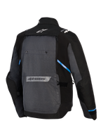 Kurtka Alpinestars Cusco Drystar®, turystyczna kurtka motocyklowa adventure, czarna i ciemnoszara, widok z tyłu ukazujący duży szary panel tylny, niebieskie akcenty, logo Alpinestars w górnej i dolnej części pleców oraz wytrzymała konstrukcja z materiału ripstop