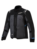 Alpinestars Cusco Drystar® Jacket, kurtka adventure touring, czarno-ciemnoszara, panele z materiału ripstop, białe logo Alpinestars na klatce piersiowej i ramionach, liczne zamki wentylacyjne oraz jasnoniebieskie akcenty.