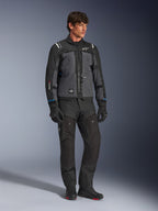 Kurtka Alpinestars Cusco Drystar® w kolorze czarnym i ciemnoszarym, techniczna motocyklowa kurtka turystyczna z wielotonowymi panelami, noszona z pasującymi czarnymi spodniami i rękawicami, zaprojektowana do jazdy szosowej i turystyki adventure.