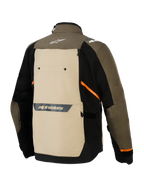 Kurtka Alpinestars Cusco Drystar®, widok z tyłu, kolor Walnut Aluminum Black, tekstylna kurtka motocyklowa adventure z dużym beżowym panelem na plecach, pomarańczowymi ukośnymi akcentami i odblaskowymi logotypami na brązowo-czarnej powłoce.