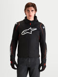 Alpinestars Zaca V2 Waterproof, męska kurtka motocyklowa sportowa, czarna z czerwonymi akcentami i białym logo Astar, prezentowana przez modela w studiu