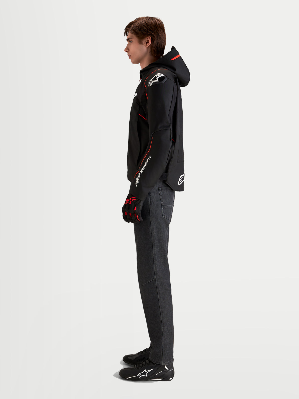 Alpinestars Zaca V 2 Waterproof, męska kurtka motocyklowa sportowa, czarna z czerwonymi akcentami fluo, ze zintegrowanym kapturem, ochraniaczami ramion DFS i profilowanymi rękawami na modelu w profilu