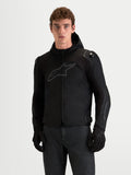 Alpinestars Zaca V 2 Waterproof, męska czarna kurtka motocyklowa sportowa z kapturem, zintegrowanymi ochraniaczami ramion DFS, na modelu