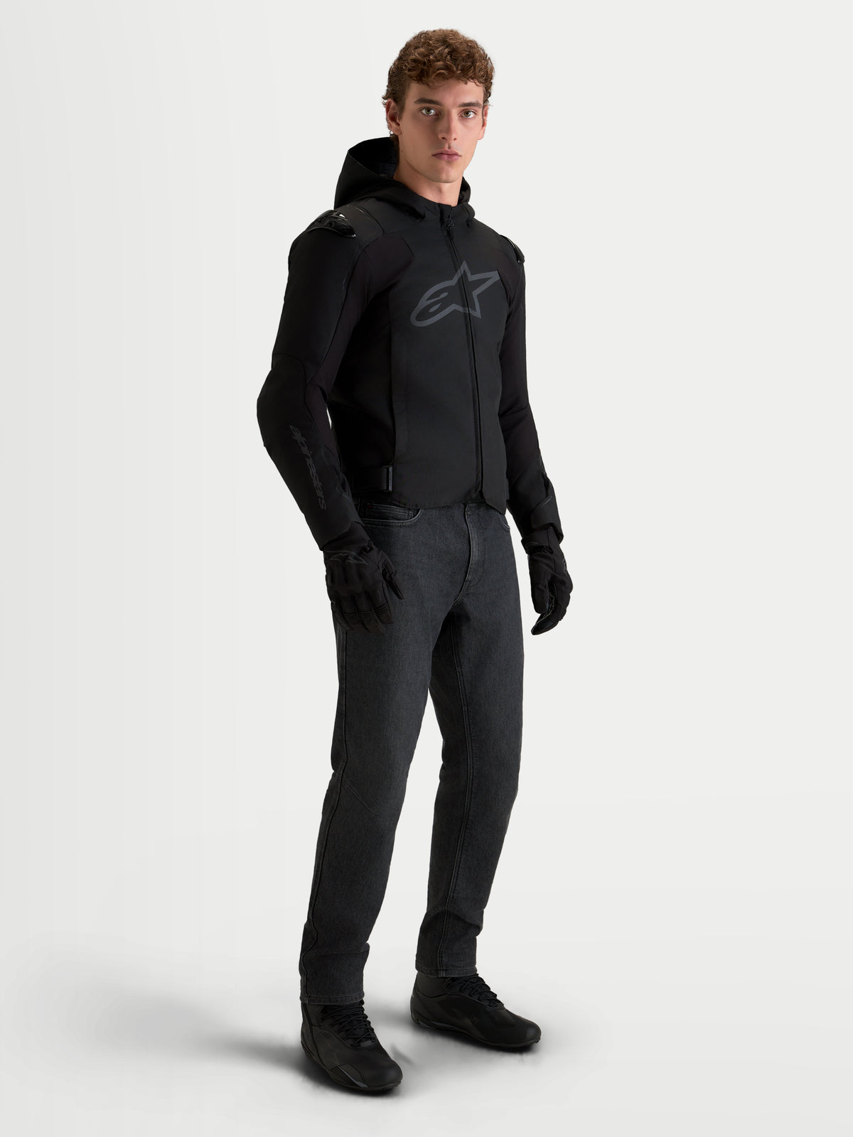 Alpinestars Zaca V2 Waterproof, męska czarna kurtka motocyklowa tekstyliowa z kapturem, z certyfikatem CE, prezentowana na modelu.