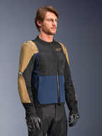 Kurtka Alpinestars ST-2 Air, kurtka motocyklowa, ciemnoniebieska, ciemny khaki i czarna, panele wentylacyjne z siatki o wysokim przepływie, branding „Alpinestars Exploration Equipment”, czarne rękawice motocyklowe, nowoczesny design adventure touring