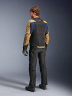 Kurtka Alpinestars ST-2 Air, letnia turystyczna kurtka motocyklowa, Deep Blue, Dark Khaki i czarny, widok z tyłu na modelu prezentujący panele z siatki, rękawy khaki i niebieskie akcenty, białe paski odblaskowe i wyraźne logo na dole pleców, zestawiona z czarnymi spodniami motocyklowymi