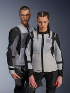 Kurtki Alpinestars ST-2 Air, tekstylne kurtki motocyklowe, Ice Gray Dark Gray Black, para w pasującej odzieży adventure touring z siatkowymi panelami wentylacyjnymi i brandingiem Alpinestars Exploration Equipment, trzymająca rękawice motocyklowe