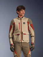 Alpinestars Maxdura Drystar®XF Laminated Armored Shell, męska kurtka motocyklowa adventure w kolorze Aluminum Walnut Rust Brown, duże przednie kieszenie cargo i techniczne czerwone akcenty, prezentowana przez modela w zestawie z pasującymi spodniami i rękawicami