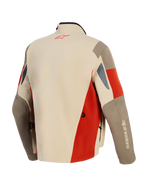 Alpinestars Maxdura Drystar®XF Laminated Armored Shell, kurtka motocyklowa adventure, kolory Aluminum Walnut i Rust Brown, widok z tyłu z czerwonym logo na karku, techniczna wielopanelowa konstrukcja z otworami wentylacyjnymi i wytrzymałą konstrukcją tekstylną