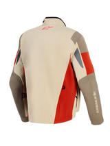 Alpinestars Maxdura Drystar®XF Laminated Armored Shell, kurtka motocyklowa adventure, kolory Aluminum Walnut i Rust Brown, widok z tyłu z czerwonym logo na karku, techniczna wielopanelowa konstrukcja z otworami wentylacyjnymi i wytrzymałą konstrukcją tekstylną