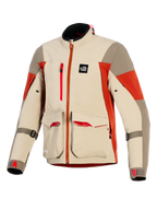 Alpinestars Maxdura Drystar®XF Laminated Armored Shell, kurtka motocyklowa adventure, w kolorze Aluminum Walnut i Rust Brown, wyposażona w duże przednie kieszenie cargo z czerwonymi akcentami, pionowy zamek na klatce piersiowej, naszywkę All Terra oraz techniczną 3-warstwową laminowaną konstrukcję.