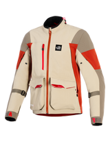 Alpinestars Maxdura Drystar®XF Laminated Armored Shell, kurtka motocyklowa adventure, w kolorze Aluminum Walnut i Rust Brown, wyposażona w duże przednie kieszenie cargo z czerwonymi akcentami, pionowy zamek na klatce piersiowej, naszywkę All Terra oraz techniczną 3-warstwową laminowaną konstrukcję.