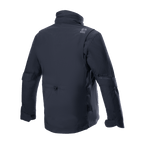 Alpinestars MO.ST.EQ Field Waterproof Primaloft Jacket, czarna kurtka motocyklowa, widok z tyłu, współczesny design inspirowany stylem streetwear, konstrukcja z tkaniny ripstop, wysoki kołnierz i subtelne szare logo na ramieniu