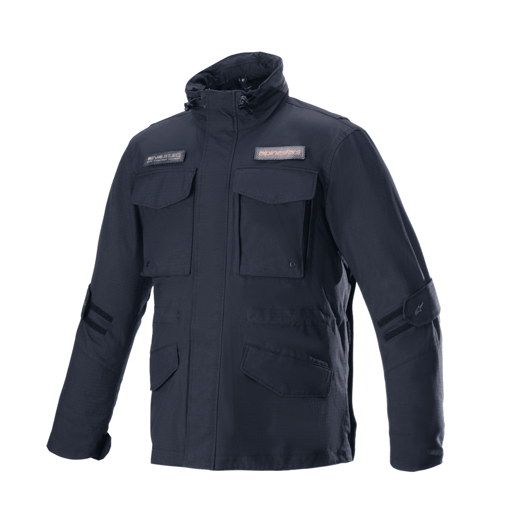 Alpinestars MO.ST.EQ Field Waterproof Primaloft Jacket, czarna, miejska kurtka motocyklowa, w stylu field jacket, cztery przednie kieszenie z klapkami, wysoki kołnierz ze ściągaczami, wytrzymała konstrukcja ripstop z naszywkami z logo