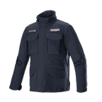 Alpinestars MO.ST.EQ Field Waterproof Primaloft Jacket, czarna, miejska kurtka motocyklowa, w stylu field jacket, cztery przednie kieszenie z klapkami, wysoki kołnierz ze ściągaczami, wytrzymała konstrukcja ripstop z naszywkami z logo