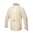 Alpinestars MO.ST.EQ Field Waterproof Primaloft Jacket, kurtka motocyklowa, kolor Sand Military, widok z tyłu, wysoki kołnierz z chowanym kapturem, regulatory objętości rękawów, lekka konstrukcja ripstop w nowoczesnym stylu field jacket