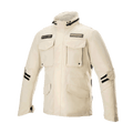 Alpinestars MO.ST.EQ Field Waterproof Primaloft Jacket, miejska kurtka motocyklowa, kolor piaskowy, cztery przednie kieszenie z klapkami, wysoki kołnierz, czarne regulowane paski na rękawach, nowoczesny design streetwearowy, wodoodporna konstrukcja ripstop