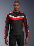 Alpinestars T-Dyno WR Jacket, tekstylna kurtka motocyklowa, czarna z jaskrawoczerwonymi i kremowymi pasami chevron, krój motocyklowy w stylu vintage, wysoki kołnierz z zapięciem na guzik, przednie kieszenie na zamek, logo z gwiazdą na rękawach, noszona przez modela