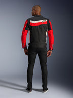 Alpinestars T-Dyno WR Jacket, tekstylna kurtka motocyklowa, kolor czarny, jaskrawoczerwony i ecru, widok z tyłu przedstawiający poziome pasy na plecach i czerwone rękawy, krój motocyklowy inspirowany stylem vintage, noszona z czarnymi spodniami, miejska odzież motocyklowa