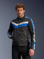 Kurtka Alpinestars T-Dyno WR w kolorze Black Blue Ecru, tekstylna kurtka motocyklowa z niebieskimi i kremowymi pasami w kształcie litery V na klatce piersiowej i rękawach, prezentowana przez modela.