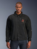 Alpinestars Revved WR Jacket, czarna kurtka motocyklowa z kołnierzykiem typu koszulowego i zapięciem na zatrzaski, czerwone haftowane logo „A” na piersi, pionowa kieszeń na zamek, elastyczne mankiety, miejski fason typu coaches jacket