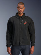 Alpinestars Revved WR Jacket, czarna kurtka motocyklowa z kołnierzykiem typu koszulowego i zapięciem na zatrzaski, czerwone haftowane logo „A” na piersi, pionowa kieszeń na zamek, elastyczne mankiety, miejski fason typu coaches jacket