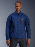 Alpinestars Revved WR Jacket, męska miejska kurtka motocyklowa, granatowa, fason typu coaches z wykładanym kołnierzykiem i zapięciem na zatrzaski, czarna kieszeń na piersi na zamek, duże haftowane logo 3D, regulowane paski na rękawach, wodoodporny materiał o satynowym wykończeniu