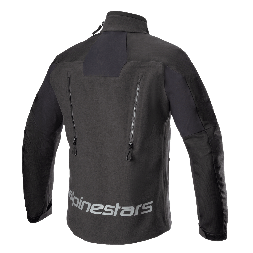 Alpinestars Hyde XT Drystar® XF Jacket, kurtka motocyklowa, czarna, widok z tyłu z dużym odblaskowym logo Alpinestars w dolnej części pleców, dwa pionowe otwory wentylacyjne z zamkami oraz teksturowane panele ripstop