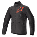 Alpinestars Hyde XT Drystar XF Jacket, techniczna kurtka motocyklowa w kolorze czarnym i jaskrawoczerwonym, duże czerwone logo gwiazdy na piersi, pionowe zamki wentylacyjne na klatce piersiowej, wysoki kołnierz, teksturowana tkanina rozciągliwa w czterech kierunkach, zaprojektowana do jazdy typu adventure i off-road