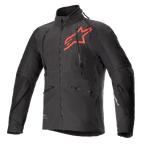 Alpinestars Hyde XT Drystar XF Jacket, techniczna kurtka motocyklowa w kolorze czarnym i jaskrawoczerwonym, duże czerwone logo gwiazdy na piersi, pionowe zamki wentylacyjne na klatce piersiowej, wysoki kołnierz, teksturowana tkanina rozciągliwa w czterech kierunkach, zaprojektowana do jazdy typu adventure i off-road