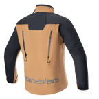 Kurtka Alpinestars Hyde XT Drystar® XF, motocyklowa kurtka typu Adventure, piaskowo-czarna, widok z tyłu z dwoma pionowymi zamkami wentylacyjnymi, czarne wzmocnione ramiona i rękawy, napis Alpinestars w dolnej części pleców, techniczna wodoodporna odzież turystyczna