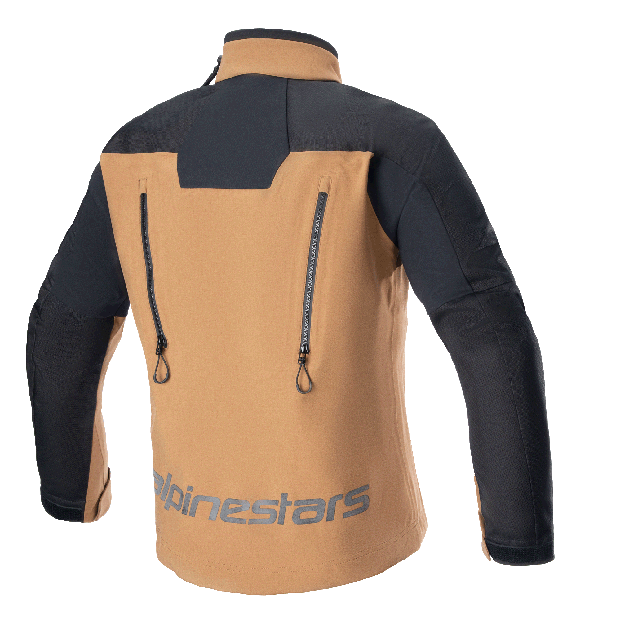Kurtka Alpinestars Hyde XT Drystar® XF, motocyklowa kurtka typu Adventure, piaskowo-czarna, widok z tyłu z dwoma pionowymi zamkami wentylacyjnymi, czarne wzmocnione ramiona i rękawy, napis Alpinestars w dolnej części pleców, techniczna wodoodporna odzież turystyczna