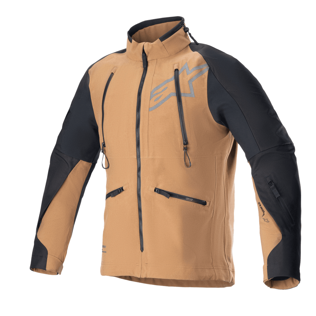 Alpinestars Hyde XT Drystar XF Jacket, motocyklowa kurtka turystyczna adventure, piaskowa i czarna, z pionowymi zamkami wentylacyjnymi na klatce piersiowej i kieszeniami bocznymi, czarne panele ripstop na ramionach i rękawach, wysoki kołnierz, wodoodporna konstrukcja tekstylna do jazdy terenowej