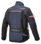 Alpinestars Valparaiso V3 Drystar® Jacket, motocyklowa kurtka turystyczna adventure, ciemnoniebieska i czarna z czerwono-pomarańczowymi akcentami, widok z tyłu z dużą kieszenią użytkową, odblaskowymi detalami i otworami wentylacyjnymi