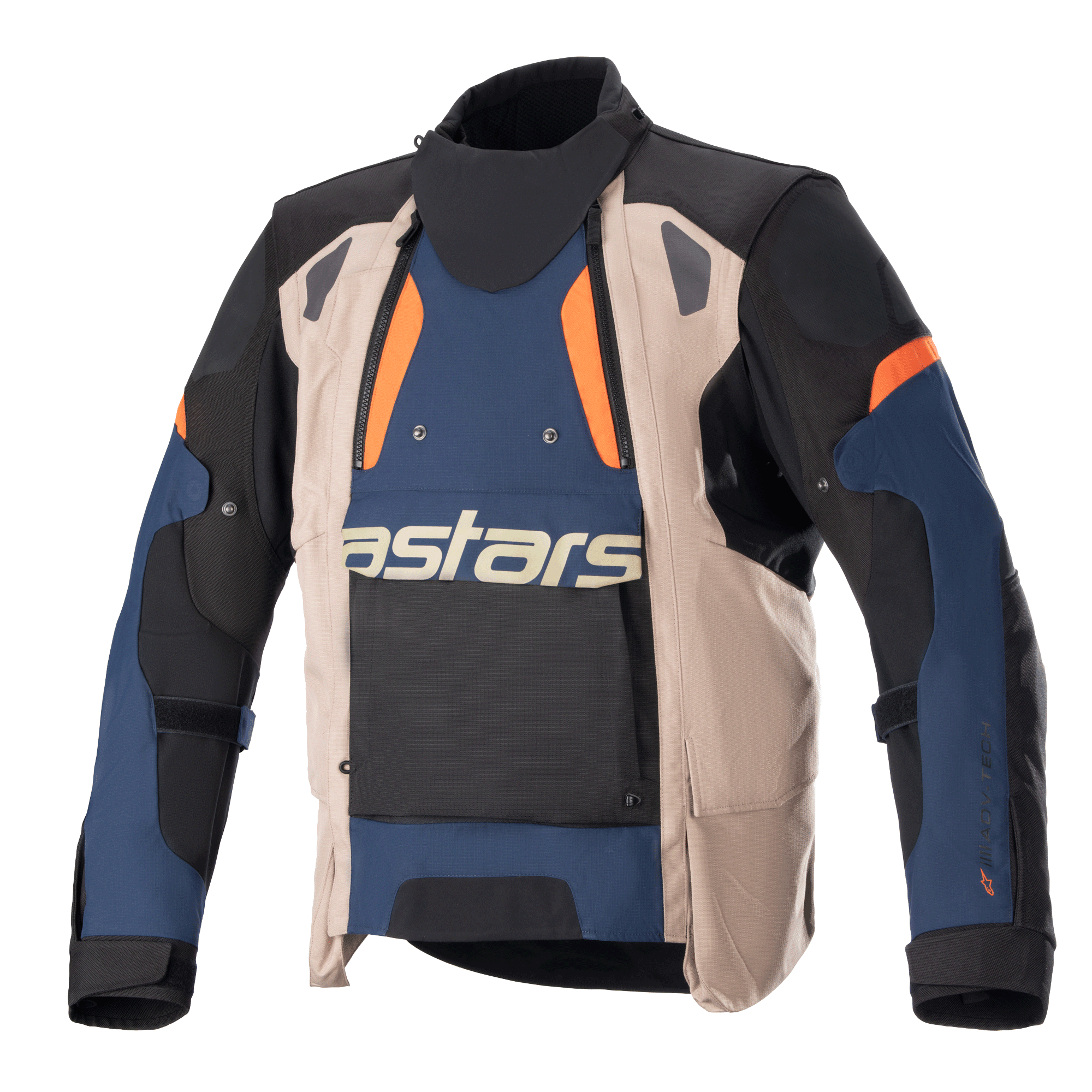 Kurtka Alpinestars Halo Drystar®, turystyczna kurtka motocyklowa adventure, ciemnoniebieska, ciemnobeżowa i jaskrawopomarańczowa, z asymetrycznym przodem i szerokim panelem wentylacyjnym, wyraźnym brandingiem „astars” na klatce piersiowej, wysokim kołnierzem oraz wytrzymałą tekstylną konstrukcją zapewniającą ochronę w każdą pogodę.