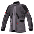 Kurtka Alpinestars Monteira Drystar XF, motocyklowa kurtka turystyczna, ciemnoszara i szara z czarnymi panelami i jaskrawoczerwonymi akcentami, przednie kieszenie cargo, regulowane paski w talii i na rękawach, pionowy napis Alpinestars, wysoki kołnierz, przeznaczona do jazdy adventure