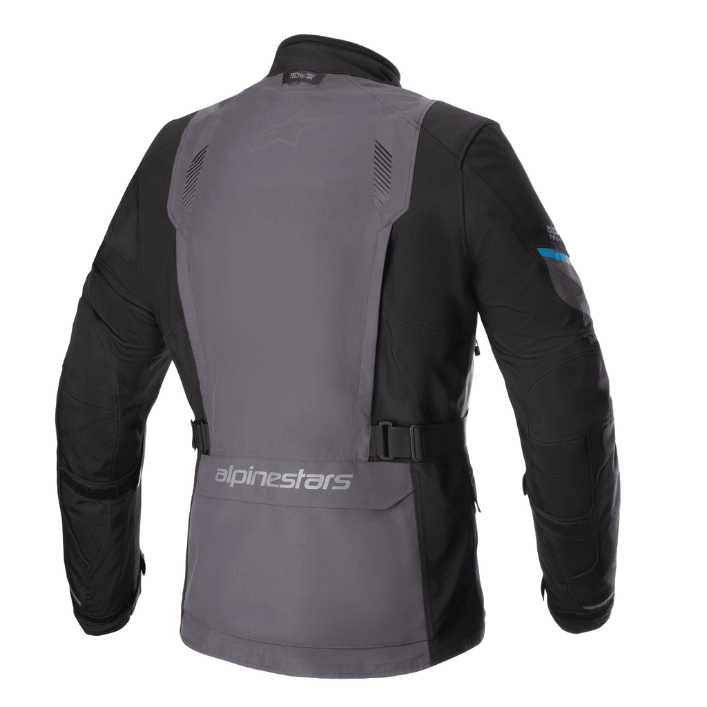 Kurtka Alpinestars Monteira Drystar® XF, motocyklowa kurtka turystyczna adventure, szaro-czarna z akcentami Methyl Blue, widok z tyłu prezentujący duży szary panel, regulowane paski w talii oraz logo Alpinestars na dolnej części pleców.