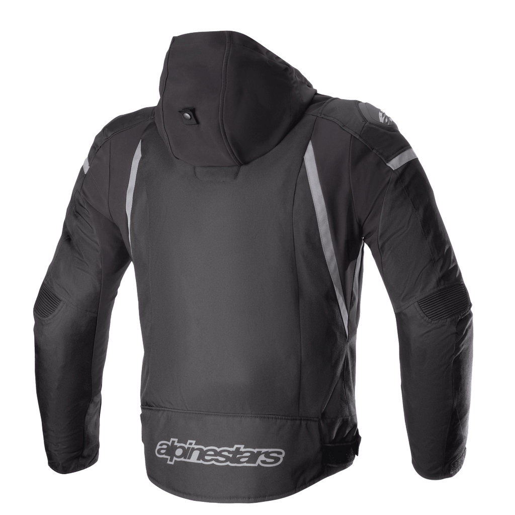 Alpinestars Zaca Waterproof Jacket, czarno-ciemnoszara, widok z tyłu z odpinanym kapturem, szarymi odblaskowymi akcentami i logo Alpinestars na dole pleców, tekstylna sportowa kurtka motocyklowa