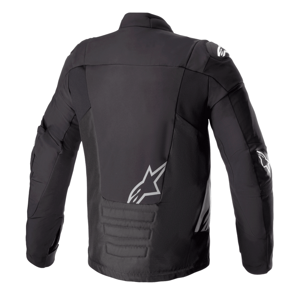Kurtka Alpinestars SMX Waterproof, czarno-ciemnoszara, widok z tyłu, białe logo Alpinestars na dole pleców i ramieniu, wyściełana dolna część pleców, techniczna kurtka motocyklowa z materiału tekstylnego i softshellu